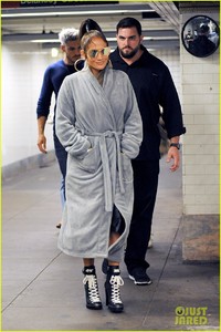 jennifer-lopez-walks-through-nyc-subway-stop-in-a-bathrobe-04.jpg