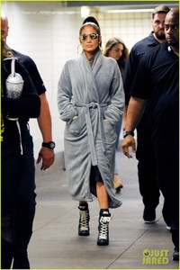 jennifer-lopez-walks-through-nyc-subway-stop-in-a-bathrobe-05.jpg