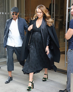 jessica-alba-leaving-the-edition-hotel-in-nyc-9717-10.jpg