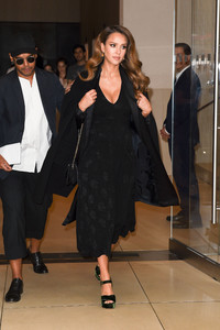 jessica-alba-leaving-the-edition-hotel-in-nyc-9717-11.jpg