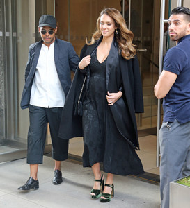 jessica-alba-leaving-the-edition-hotel-in-nyc-9717-2.jpg