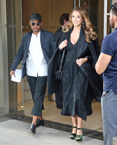 jessica-alba-leaving-the-edition-hotel-in-nyc-9717-5.jpg