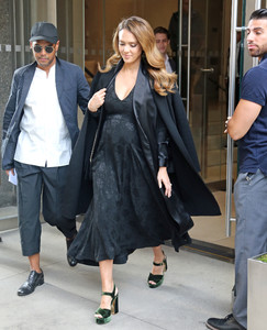 jessica-alba-leaving-the-edition-hotel-in-nyc-9717-8.jpg