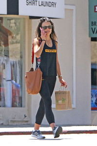jordana-brewster-out-in-brentwood-after-her-morning-workout-82817-11.jpg