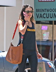 jordana-brewster-out-in-brentwood-after-her-morning-workout-82817-6.jpg