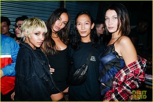 kaia-gerber-bella-hadid-alexander-wang-show-24.jpg