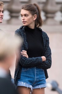 kaia-gerber-out-in-london-91717-24.jpg