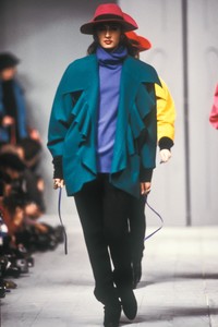 karl-lagerfeld-fw-1985-1.thumb.JPEG.872a18a838261f4a080c3d14ef024744.JPEG