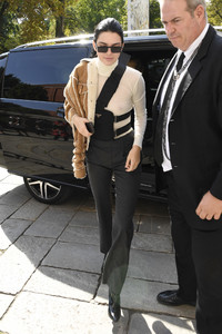 kendall-jenner-arriving-at-the-versace-fashion-show-in-milan-92217-13.jpg