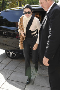 kendall-jenner-arriving-at-the-versace-fashion-show-in-milan-92217-14.jpg