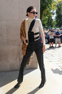 kendall-jenner-arriving-at-the-versace-fashion-show-in-milan-92217-5.jpg