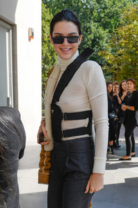 kendall-jenner-arriving-at-the-versace-fashion-show-in-milan-92217.jpg