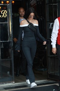kendall-jenner-leaving-her-hotel-in-nyc-9817.jpg