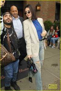 kendall-jenner-nyc-hotel-06.jpg