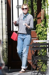 kirsten-dunst-out-and-about-in-la-92717-7.jpeg