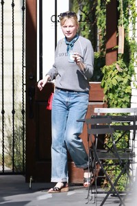 kirsten-dunst-out-and-about-in-la-92717-9.jpeg