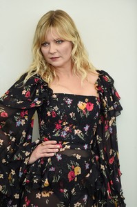 kirsten-dunst-quotwoodshockquot-photocall-at-the-74th-annual-venice-film-festival-9417-6.JPG