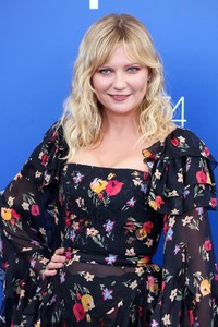 kirsten-dunst-quotwoodshockquot-photocall-at-the-74th-annual-venice-film-festival-9417.JPG