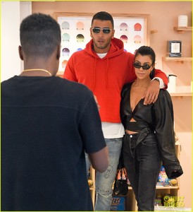 kourtney-kardashian-boyfriend-younes-bendjima-pack-on-the-pda-at-paris-soccer-game-01.jpg