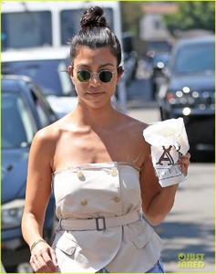 kourtney-kardashian-hangs-out-with-larsa-pippen-in-la-02.jpg