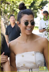 kourtney-kardashian-hangs-out-with-larsa-pippen-in-la-04.jpg