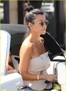 kourtney-kardashian-hangs-out-with-larsa-pippen-in-la-06.jpg