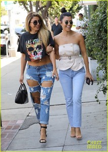 kourtney-kardashian-hangs-out-with-larsa-pippen-in-la-08.jpg