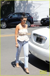 kourtney-kardashian-hangs-out-with-larsa-pippen-in-la-09.jpg