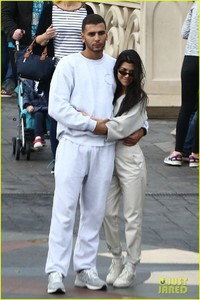 kourtney-kardashian-younes-bendjima-disneyland-paris-01.jpg