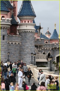 kourtney-kardashian-younes-bendjima-disneyland-paris-03.jpg