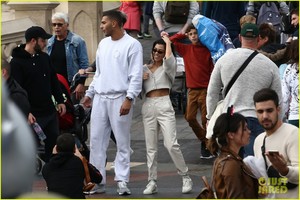 kourtney-kardashian-younes-bendjima-disneyland-paris-04.jpg