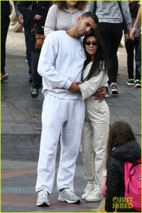 kourtney-kardashian-younes-bendjima-disneyland-paris-07.jpg