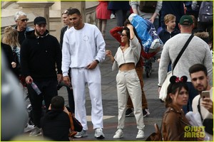 kourtney-kardashian-younes-bendjima-disneyland-paris-08.jpg