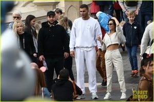 kourtney-kardashian-younes-bendjima-disneyland-paris-09.jpg