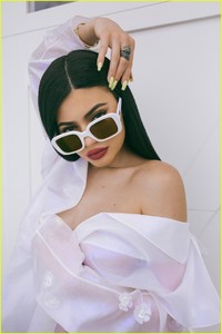 kylie-jenner-sunglasses-line-01.jpg