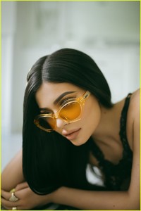 kylie-jenner-sunglasses-line-03.jpg