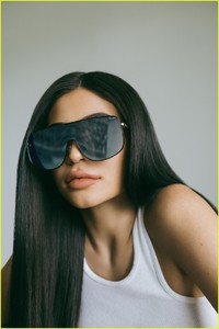 kylie-jenner-sunglasses-line-04.jpg