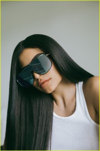 kylie-jenner-sunglasses-line-05.jpg