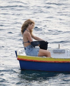 lily-james-filming-mama-mia-sequel-91217-20.jpg