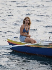 lily-james-filming-mama-mia-sequel-91217-21.jpg