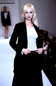 marithe-francois-girbaud-ss-1996-5.thumb.jpg.0b39b9dbadf651223367da85cb7570e4.jpg