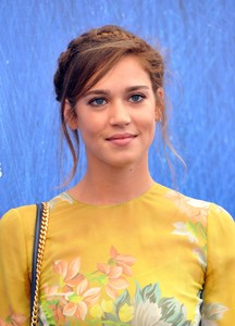 matilda-lutz-at-l-estate-addosso-summertime-photocall-at-73rd-venice-film-festival-09-01-2016_1.thumb.jpg.10bb4dfbe5ec7119a647a94a61cff578.jpg