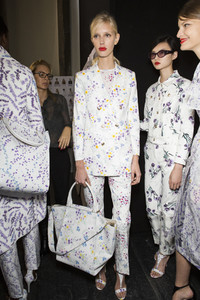 max-mara-bks-z-rs18-0097.thumb.jpg.a3d772aeeb541a27cd9a8fdeba998aef.jpg