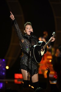 miley-cyrus-performance-at-iheartradio-music-festival-in-las-vegas-september-23-2017-6.thumb.jpg.57a0c0305f01ee335b554df753c24c2e.jpg