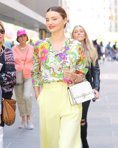 miranda-kerr-spotted-leaving-the-today-show-in-new-york-city_10.thumb.jpg.185ccba8e2f8df180d98c1c1a4d8d0c1.jpg