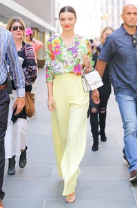 miranda-kerr-spotted-leaving-the-today-show-in-new-york-city_12.thumb.jpg.9ace238ff30d6caa0bca951d38c4664d.jpg