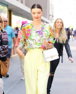 miranda-kerr-spotted-leaving-the-today-show-in-new-york-city_2.thumb.jpg.690508406a91348908fe49727e3b2033.jpg