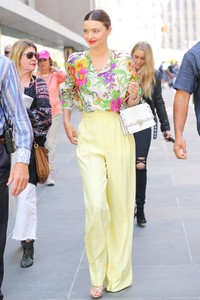 miranda-kerr-spotted-leaving-the-today-show-in-new-york-city_3.thumb.jpg.55697b638492ecc014b0a7493baef103.jpg