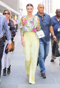 miranda-kerr-spotted-leaving-the-today-show-in-new-york-city_4.thumb.jpg.e6516c4b891ba97515dc448e55e9c79b.jpg