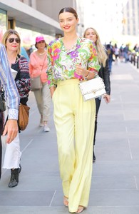 miranda-kerr-spotted-leaving-the-today-show-in-new-york-city_5.thumb.jpg.29688cbc58272d04edf2f9477b4c690a.jpg